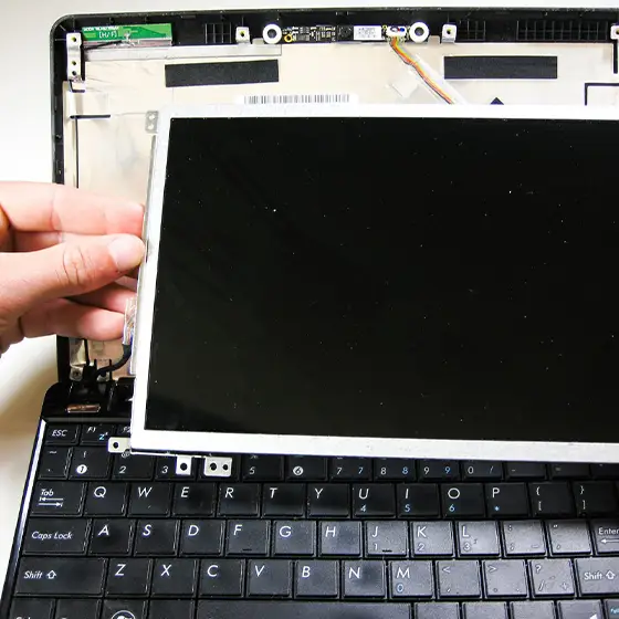Changement d'une dalle cassée pour PC portable et MacBook